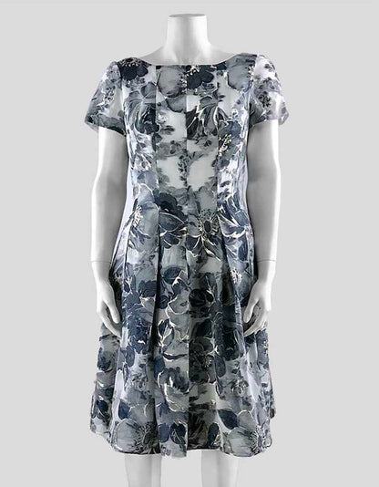 St John Knee Length Cocktail Dress In A Grey Silver And White Floral Pattern Size 4 US