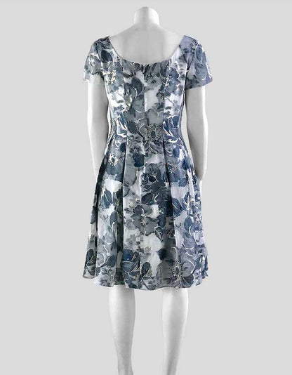 St John Knee Length Cocktail Dress In A Grey Silver And White Floral Pattern Size 4 US