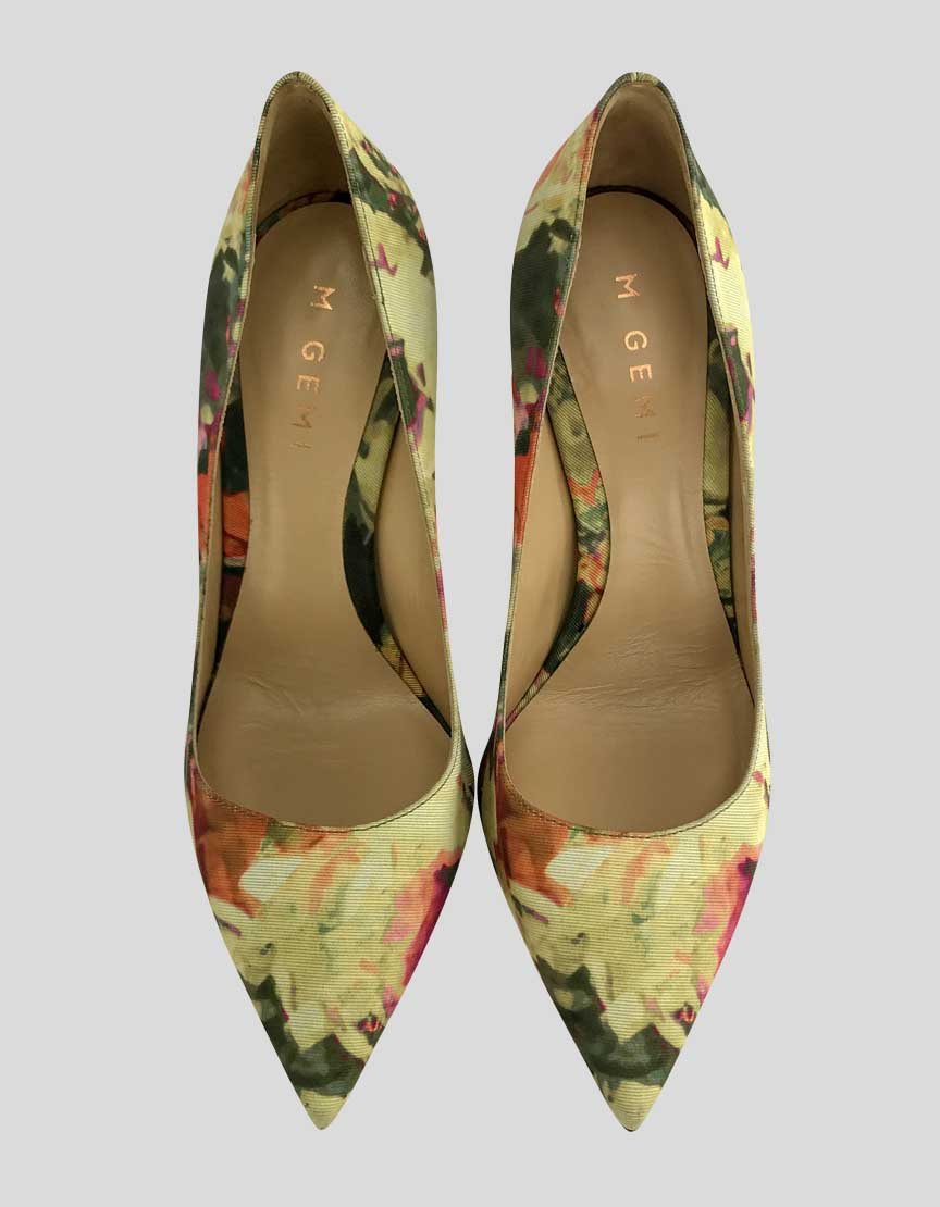 M Gemi Floral Patterned Pointed Toe Fabric Covered Pumps With Tonal Stitching And Covered Heels Size 38.5 It